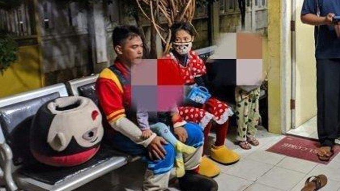 Inilah sosok pasangan suami istri pengamen badut di Bontang, Kalimantan Timur yang menghasilkan uang Rp 500 ribu per jam. kerap menginap di hotel