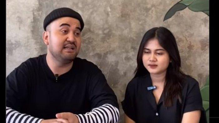 Inilah sosok Indah, wanita muda yang menertawakan seorang ibu saat sedang melihat poster film terpajang di bioskop. seorang SPG motor ini dipecat