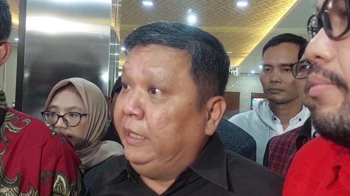 Kuasa hukum terpidana kasus pembunuhan Vina dan Eki, Jutek Bongso di Lobi Bareskrim Mabes Polri, Jakarta, Rabu (17/7/2024) Ungkap Iptu Rudiana Dilaporkan ke Bareskrim Polri Terkait Kasus Vina Cirebon, 2 Poin Ini Jadi Alasan Kuat