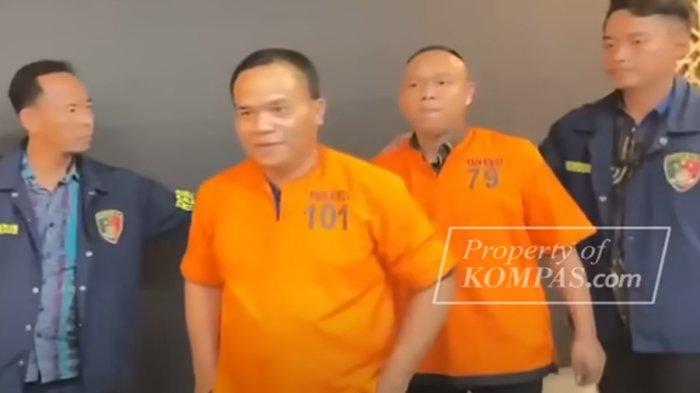 KADIN CILEGON TERSANGKA - Ismatullah Wakil Ketua Kadin Bidang Industri Cilegon bersama Ketua Kamar Dagang dan Industri (Kadin) Kota Cilegon Muhammad Salim ditetapkan tersangka kasus dugaan pemerasan proyek pembangunan pabrik milik PT Chandra Asri Alkali (CAA), anak usaha Chandra Asri Group, senilai Rp 5 triliun.
