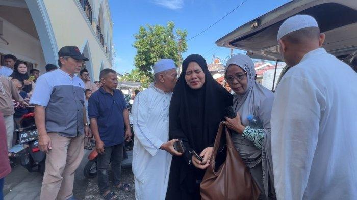 JENAZAH SUAMI - Istri Ustad Yahya Waloni, Mutmainnah (32) dipapah masuk ke Masjid Darul Falah Minasa Upa, Makassar, diikuti pengantar jenazah suaminya dari ambulans, Jumat (6/6/2025) pukul 13.56 Wita.