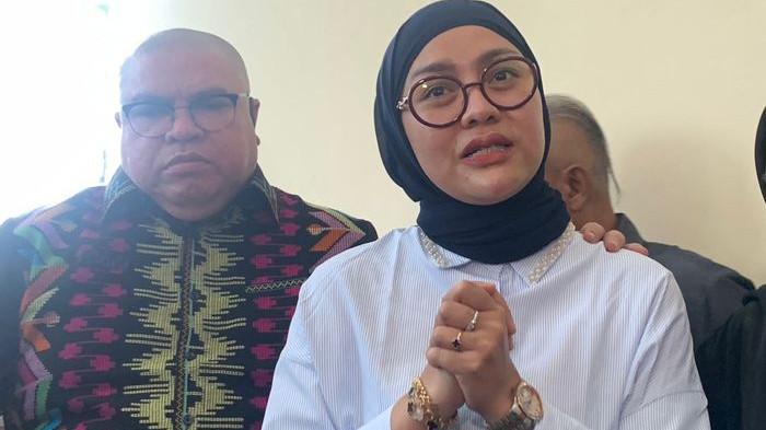 RAZMAN NASUTION DITUNTUT 2 TAHUN - Istri muda Razman Arif Nasution minta keadilan untuk suaminya usai dituntut 2 tahun penjara kasus pencemaran nama baik terhadap Hotman Paris.
