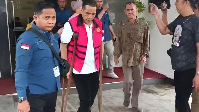 PELIMPAHAN TAHAP 2 -- Deliar Marzoeki eks Kadisnakertrans Sumsel menjalani pelimpahan tahap 2 tersangka oleh penyidik Kejaksaan Negeri (Kejari) Palembang, Kamis (13/2/2025) pagi.