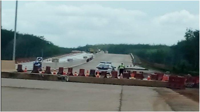 Jalan tol Kayuagung Palembang-Betung (Kapal Betung) ruas Palembang Betung sejak Selasa (4/7/2023) dibuka fungsional. Dibukanya jalan tol ini selama pelaksanaan Hari Keluarga Nasional (Harganas) Banyuasin 2023.