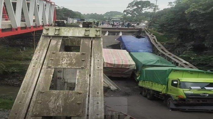 JEMBATAN AMBRUK -- Kondisi terkini Jembatan Muara Lawai, Kecamatan Merapi Timur, Kabupaten Lahat, Provinsi Sumsel, Senin (30/6/2025) pagi. Sebelumnya, jembatan ini tiba-tiba ambruk pada Minggu (29/6/2025), sekitar pukul 23.00 WIB diduga karena tak sanggup menahan beban angkutan besar yang melintas.