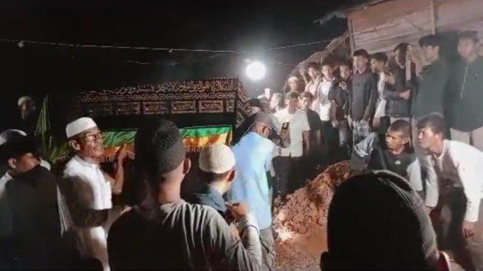 Jenazah Nizam tiba di TPU Desa Seri Bandung pada Rabu (24/8/2024) malam sekira pukul 23.15.