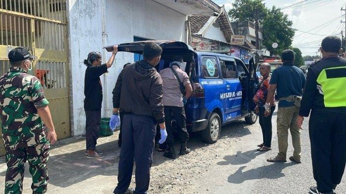PENEMUAN JENAZAH - Jenazah pasutri dimasukan ke dalam ambulance untuk kemudian dibawa dari kediaman wilayah Desa Cemani Kecamatan Grogol Kabupaten Sukoharjo menuju ke RSDM Solo, Sabtu (24/5/2025).