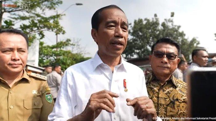 Presiden Jokowi saat melakukan kunjungan kerja ke Pasar Sekip Palembang, Kamis (26/10/2023)