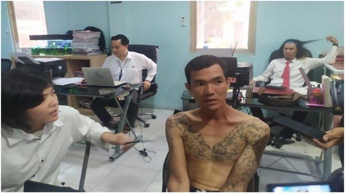 Junaidi (31) juru parkir liar kawasan Pasar 16 Ilir bawah Jembatan Ampera mengaku sehari membawa pulang uang Rp 100 ribu. Junaidi jukir bawah Jembatan Ampera saat diamankan Unit I Subit III Jatanras Polda Sumsel, Rabu (9/8/2023).