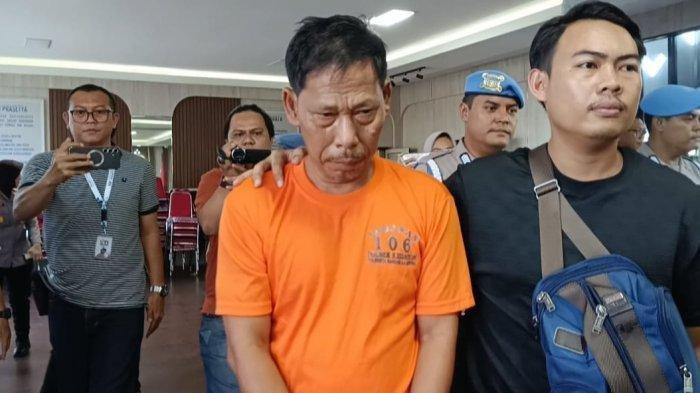 TERSANGKA PENGANIAYAAN - Juriansyah, warga Desa Negara Ratu, Kecamatan Pubian, Lampung Tengah, dihadirkan dalam konferensi pers di Mapolresta Bandar Lampung, Kamis (13/2/2025). Juriansyah ditetapkan sebagai tersangka kasus dugaan penganiayaan terhadap sopir dan kondektur bus Damri. Kini minta maaf ke korban mengaku khilaf atas perbuatannya.