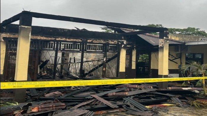 Garis Polisi Dipsang di Rumah Dansat Brimbob Polda Sumsel yang Mengalami Kebakaran, Senin (24/7/2023)