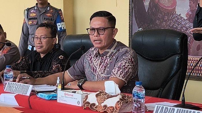KONFRENSI PERS - Direktur Ditreskrimum Polda NTB Kombes Pol Syarif Hidayat saat menggelar konferensi pers kasus kematian Brigadir Nurhadi, Jumat (4/7/2025).
