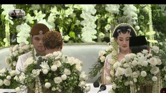 Kabar bahagia, Thariq Halilintar dan Aaliyah Massaid akhirnya resmi menjadi suami istri setelah menjalani akad nikah di Hotel Raffles, Kuningan, Jakarta Selatan, pada Jumat (26/7/2024).