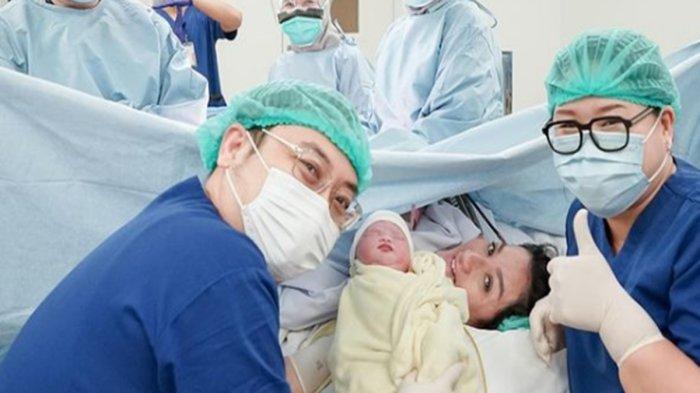Kabar bahagia datang dari artis Tengku Dewi Putri, yang baru saja melahirkan anak keduanya di tengah proses perceraian dengan suami, Andrew Andika