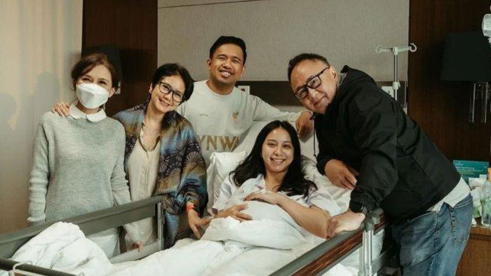 Kabar bahagia datang dari pasangan Joshua Suherman dan Clairine Clay lahirkan anak pertama
