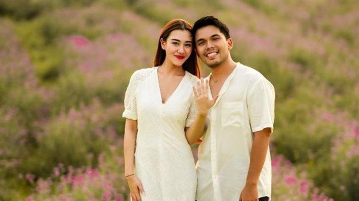 Kabar bahagia datang dari pasangan muda Thariq Halilintar baru saja melamar kekasihnya, Aaliyah Massaid di taman Toscana Valley Khao Yai, Thailand