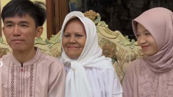 Kabar terbarunya pun kini ibu Eny akan segera menyandang status sebagai seorang nenek.