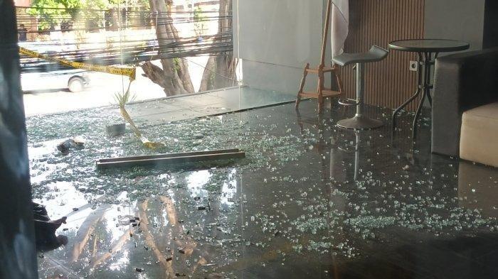 Kaca di ruang perkantoran di llantai dua ypecah terkena tembakan peluru tajam dari senjata api GSL di Jatinegara, Jakarta Timur, Senin (26/2/2024).