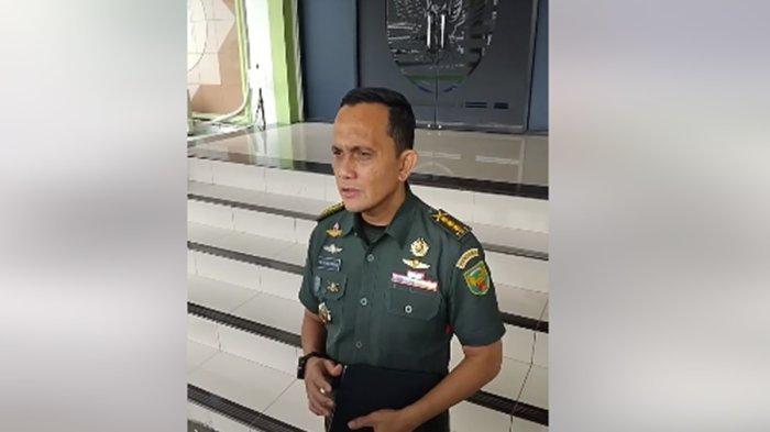 DUGAAN KETERLIBATAN OKNUM LAIN KASUS PENEMBAKAN 3 POLISI - Kapendam II/Sriwijaya, Kolonel Inf Eko Syah Putra Siregar mengungkapkan soal dugaan keterlibatan oknum lain dalam kasus perjudian sabung ayam hingga tiga polisi gugur tertembak.