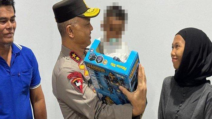 Kapolda Babel, Irjen Pol Hendro Pandowo, menggendong balita korban penyekapan saat berada di ruang Wakapolres Bangka Sabtu (7/12/2024).