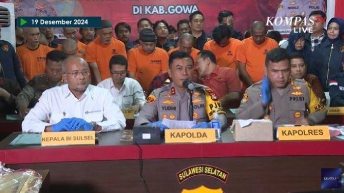 Kapolda Sulsel, Irjen Yudhiawan Wibisono dengan jajaran saat konferensi pers terkait kasus peredaran uang palsu dari UIN Alauddin Makassar di Mapolres Gowa, Kamis (19/12/2024). Andi Ibrahim menyelundupkan mesin pencetak uang palsu dengan menggunakan forklift dan diangkat ke gedung perpustakaan kampus. Hal itu dilakukan malam.