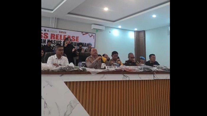 Kapolda Sumbar Irjen Pol Suharyono mengungkapkan motif dibalik pembunuhan(18) gadis penjual gorengan di Kabupaten Padang Pariaman oleh IS, saat pers rilis di Mapolres Padang Pariaman, Jumat (20/9/2024).
