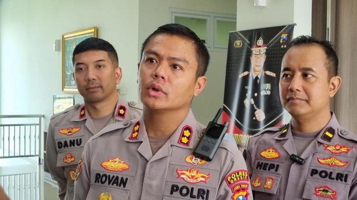 MAYAT DALAM KARDUS - Kapolres Gresik AKBP Rovan Richard Mahenu saat memberikan keterangan terkait mayat Ojol perempuan yang ditemukan dalam kardus, Senin (28/7/2025). Polisi sudah mengantongi identitas pelaku yang menewaskan Ojol tersebut.