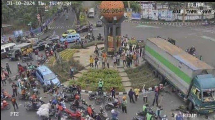 CCTV Truk Tronton Lindas Orang dan Tabrak Banyak Kendaraan di Tangerang. Kapolres Metro Tangerang Kota, Kombes Pol Zain Dwi Nugroho mengungkapkan sosok sopir berinisial JFN (24) yang menabrak 16 pengendara di Cipondoh Kota Tangerang Kamis (31/10/2024) sore hari.
