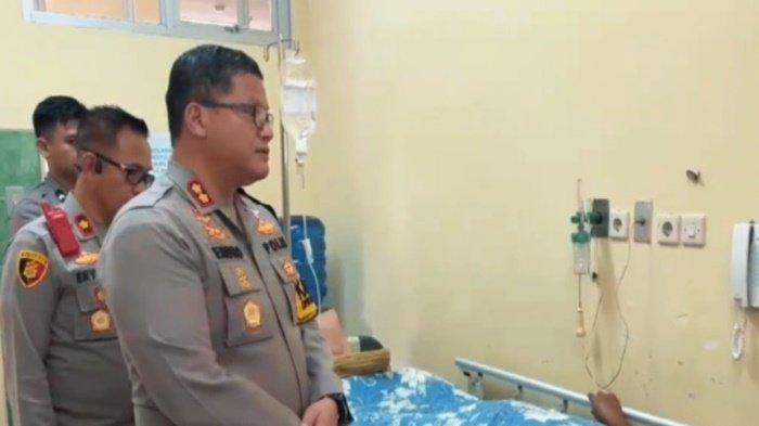 Kapolres Prabumulih, AKBP Endro Aribowo SIK MAP didampingi Kompol Eryadi Yuswanto SH MH beserta jajaran saat menjenguk Jauhari yang merupakan warga ditendang oknum polisi Polres Prabumulih.