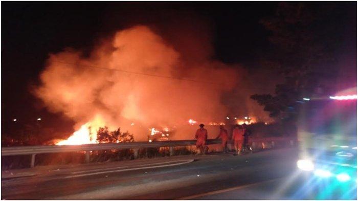 Petugas BPBD Sumsel berusaha memadamkan titik api karhutla yang membakar semak belukar di Desa Sungai Rambutan Inderalaya Utara, Ogan Ilir, Selasa (12/9/2023). Selain lokasi Desa Sungai Rambutan ikut juga terbakar di Desa Harapan Kecamatan Pemulutan.