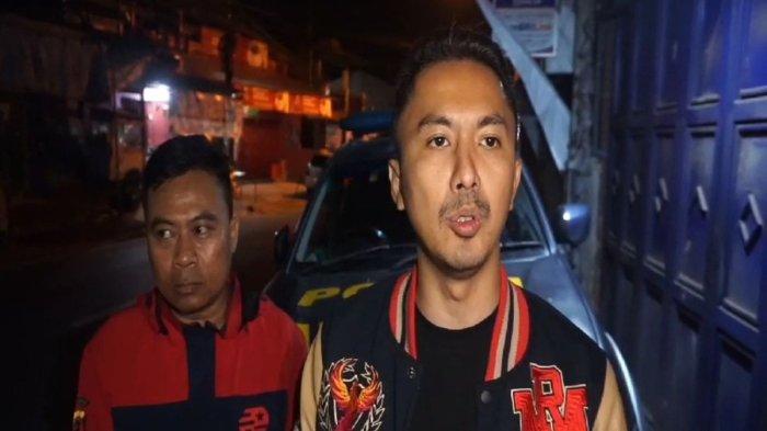 JURU PARKIR TEWAS DIKEROYOK DI MINIMARKET - Kasatreskrim Polresta Bandung Kompol Luthfi Olot Gigantara saat diwawancarai soal aksi penganiayaan hingga korban tewas di sebuah mini market di Kecamatan Cimaung, Kabupaten Bandung, Jawa Barat, Senin (17/3/2025). Pelaku kini diburu