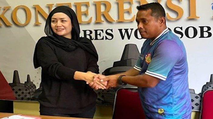 Kasus Marsono, guru SD di Wonosobo dilaporkan wali murid ke polisi kini berakhir damai. Kedua belah pihak menjalani proses mediasi di Polres Wonosobo
