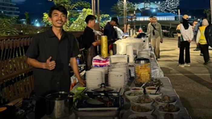 Katno (38) seorang pedagang bakso gendon dari Balikpapan, Kalimantan Timur mengaku kecewa saat pemesanan 2.500 porsi dibatalkan Jokowi.