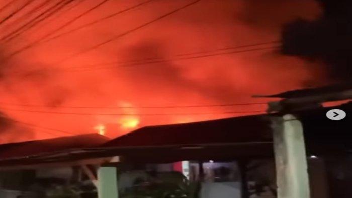 Kebakaran di Asrama TNI AD Ajen Sekojo Palembang, Jumat Malam (24/5/2024)