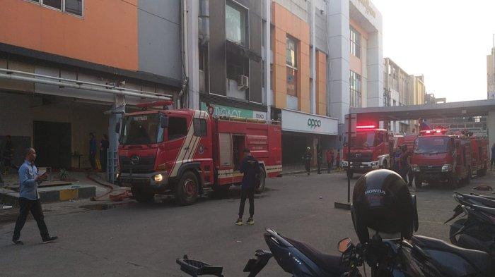 Petugas damkar mendatangi PS Mall yang mengalami kebakaran, Sabtu (11/5/2024).