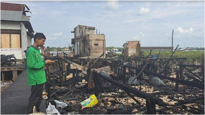 Kebakaran di Lorong Sepakat Jalan Pangeran Sido Ing (PSI) Kenayan Kecamatan Gandus Palembang, tujuh rumah semi permanen hangus terbakar, Sabtu (15/7/2023).