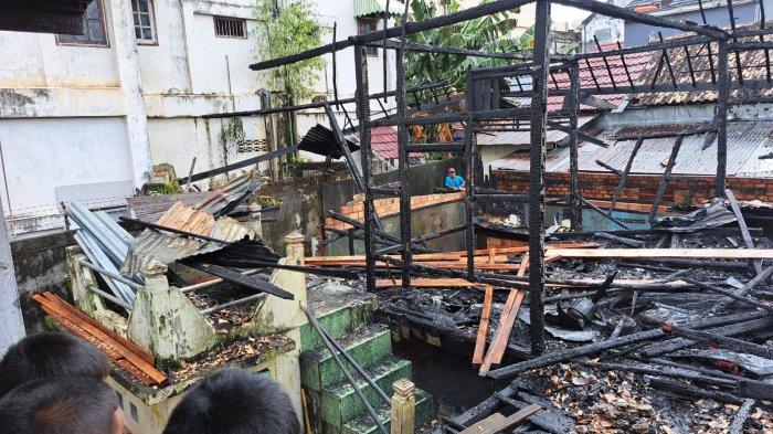 Kebakaran terjadi di Jalan KH Wahid Hasyim Lorong Semendawai 2 RT 043 / 013 Kelurahan 3-4 Ulu Kecamatan SU I, Palembang, Selasa (30/4/2024) sekira pukul 06.45.