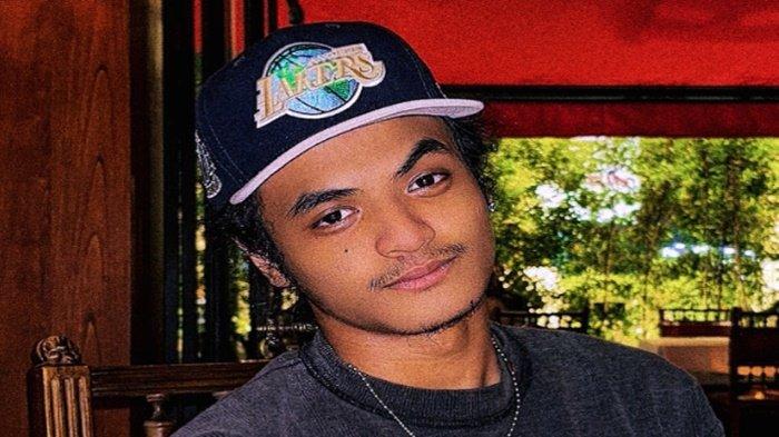 Keberadaan Vadel Badjideh dicari setelah Lolly dijemput paksa ibunya, Nikita Mirzani. lewat unggahan Instagram Story-nya, Vadel menyinggung kebenaran