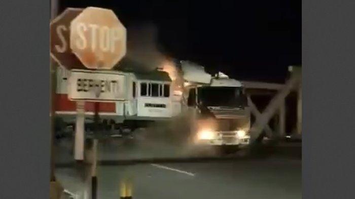 Kecelakaan kereta api di perlintasan madukoro Semarang, menabrak kontainer mogok, Selasa (18/7/203)