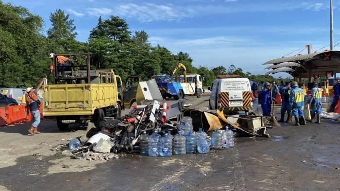 KECELAKAAN BERUNTUN TOL CIAWI - Kecelakaan maut terjadi di ruas Gerbang Tol Ciawi 2, Kecamatan Bogor Timur, Kota Bogor, Selasa (4/2/2025) sekira pukul 23.30 WIB. Galon Aqua masih berserakan di sekitar TKP. Berikut ciri-ciri korban yang tewas.