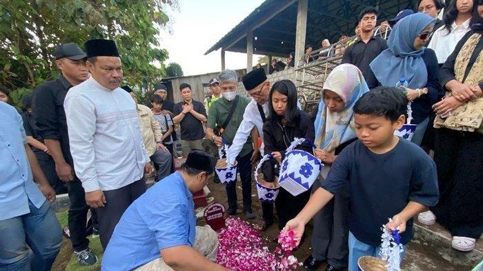 PEMAKAMAN DIPLOMAT ARYA- Keluarga Diplomat Ahli Muda Kementerian Luar Negeri, Arya Daru Pangayunan, mengikuti prosesi pemakaman almarhum Daru di Pemakaman Sunthen, Jomblangan, Kapanewon Banguntapan, Kabupaten Bantul, Rabu (9/7/2025) sekitar pukul 17.00 WIB.