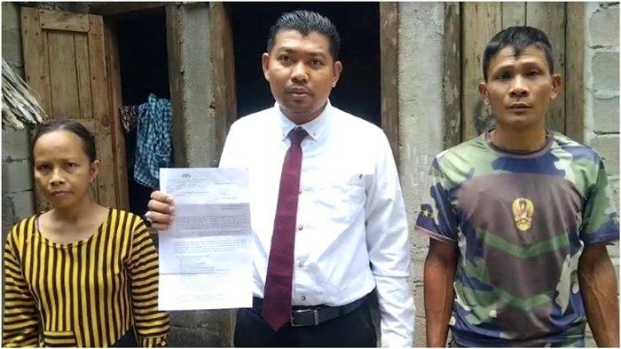 Keluarga bayi di Ogan Ilir yang meninggal dunia, menunjukkan Surat Pemberitahuan Perkembangan Hasil Penyelidikan (SP2HP) dari polisi dengan didampingi kuasa hukum, Sabtu (16/9/2023). Minta terlapor segera ditahan