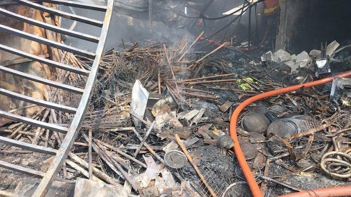 Kebakaran Gudang Perabotan di Jalan Tugu, RT 02 RW 08, Kelurahan Jatikramat, Kecamatan Jatikramat, Kecamatan Jatiasih, Kota Bekasi, Rabu (3/7/2024). Keluarga yang tewas terdiri dari pemilik usaha perabotan, yakni suami bernama Suryan, istri bernama Nelly, dua orang anak (Azzahra dan Arssyla) dan satu keponakan, Endah.