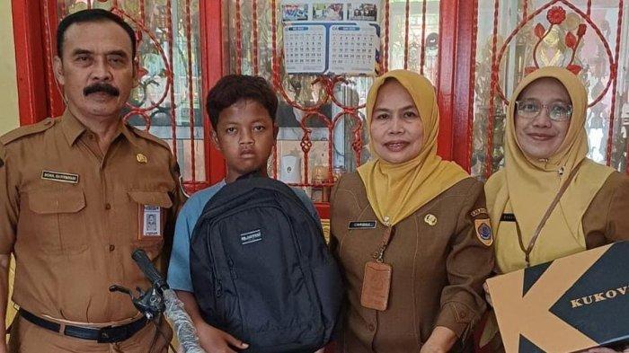 KISAH ADNAN - Kepala Dindikpora Kabupaten Brebes, Caridah bersama Adnan Prasetyo di SMP 2 Brebes, Selasa (10/6/2025).