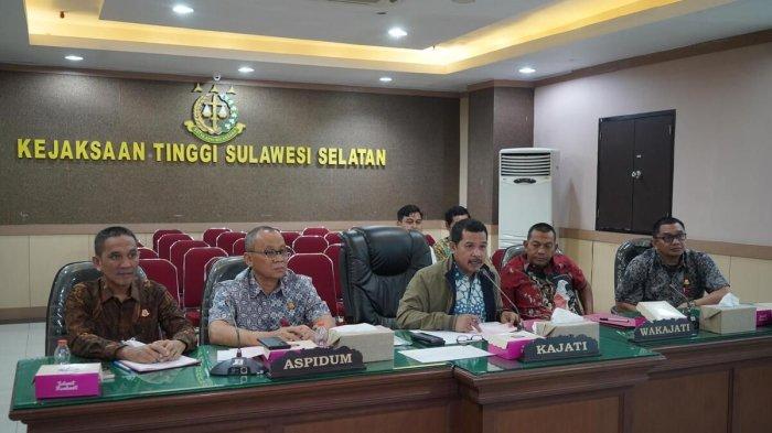 PEDAGANG SAYUR TERSANGKA - Kepala Kejaksaan Tinggi (Kajati) Sulsel Agus Salim saat memimpin rapat melalui virtual terkait permohonan penyelesaian perkara melalui restorasi justice terhadap beberapa kasus menonjol di Sulsel, Jumat (31/1/2025). Pedagang sayur Muh Yusran (36) asal Pangkajene Kepulauan, Sulawesi Selatan (Sulsel|) ditetapkan tersangka usai temukan dompet berisi kartu ATM.