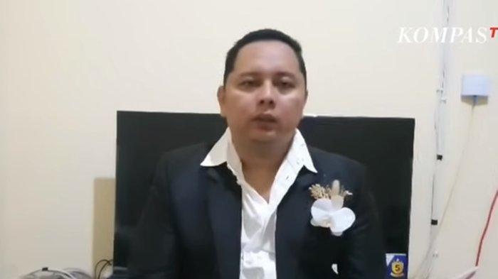 Pitra Romadani, kuasa hukum Iptu Rudiana. Kesaksian Dede Riswanto teman kerja AEP yang mengaku telah disuruh memberikan kesaksian palsu soal kasus Vina Cirebon kini dibantah pihak Iptu Rudiana, sebut semuanya fitnah