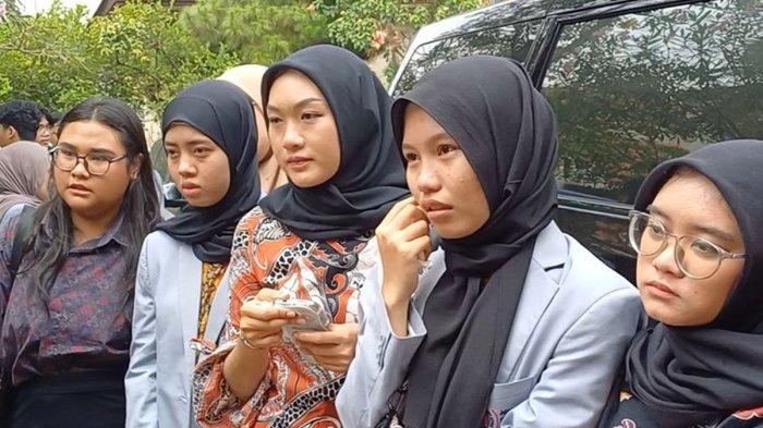 Kesaksian para mahasiswa dan mahasiswi Indonesia Banking School (IBS) Jakarta yang merupakan murid Marissa Haque ungkap sang dosen mendadak bicara soal kematian.