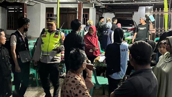 Polisi mendatangi TKP Ketua KPPS TPS 27 RT 23/08 Kelurahan 30 Ilir Kecamatan IB II Palembang yang dibacok Linmas, Rabu (14/2/2024) malam.
