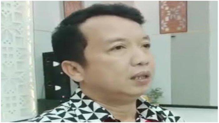 Ketua KPU Sumsel Amrah Muslimin pasca batas akhir hasil pencermatan daftar calon anggota legislatif (DCS) DPR, DPD maupun DPRD didapati satu calon DPD RI Sumsel Pemilu 2024 Busrah Zarnubi maju Caleg DPRD Jambi.