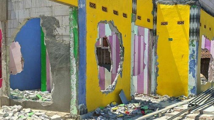 Kisah seorang Tenanga Kerja Wanita (TKW) Dubai, Karsini (38) nekat hancurkan rumah pacarnya di Pati, Jawa Tengah gegara ditinggal nikah viral dimedia sosial.
